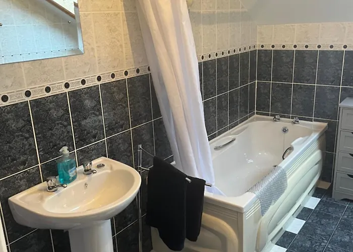 Проживание в семье Pier View House *